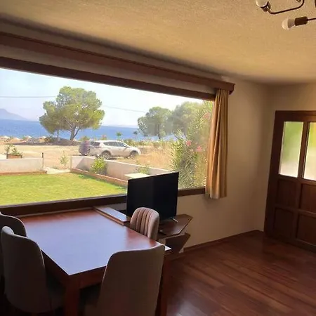 Two Bedroom House By The Sea In The Village Of Mazi Vakantiehuis